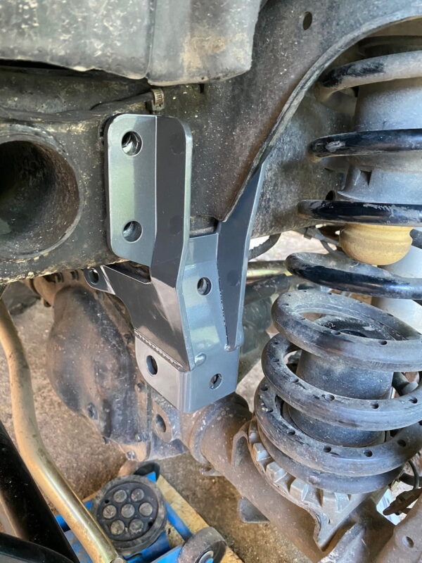 Synergy: Wrangler JL / Gladiator JT: посилення кронштейна тяги Панара та рульового редуктора